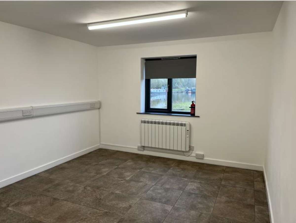 Office in Burton On Trent - photo 4