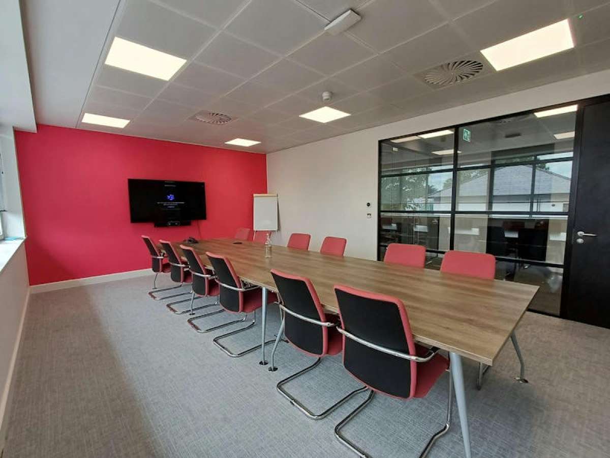 Office in Crawley - photo 2