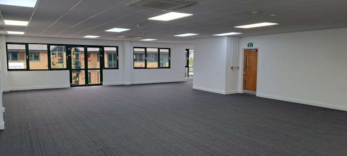 Office in Frimley - photo 3