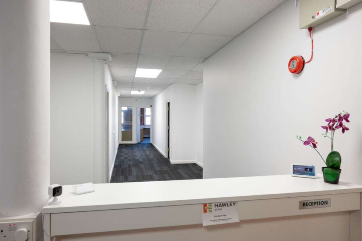 Office in Brighouse - photo 4