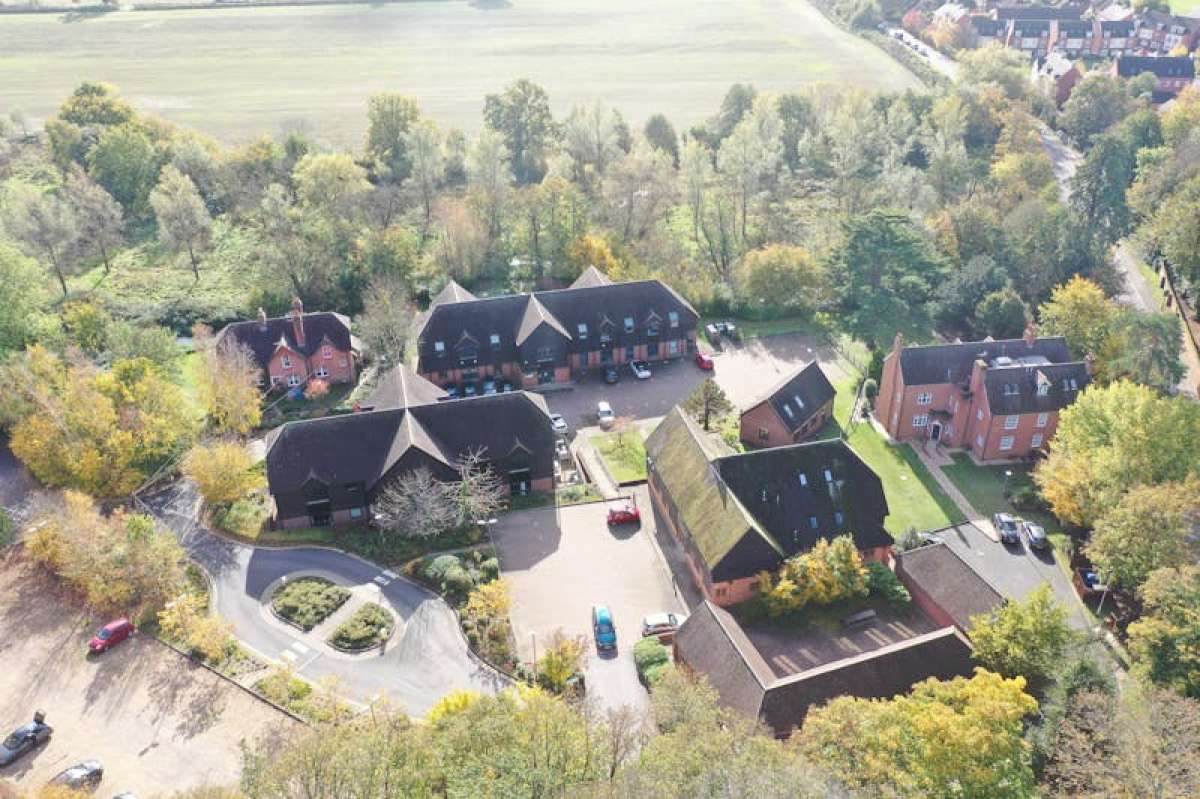 Office in Woking - photo 4