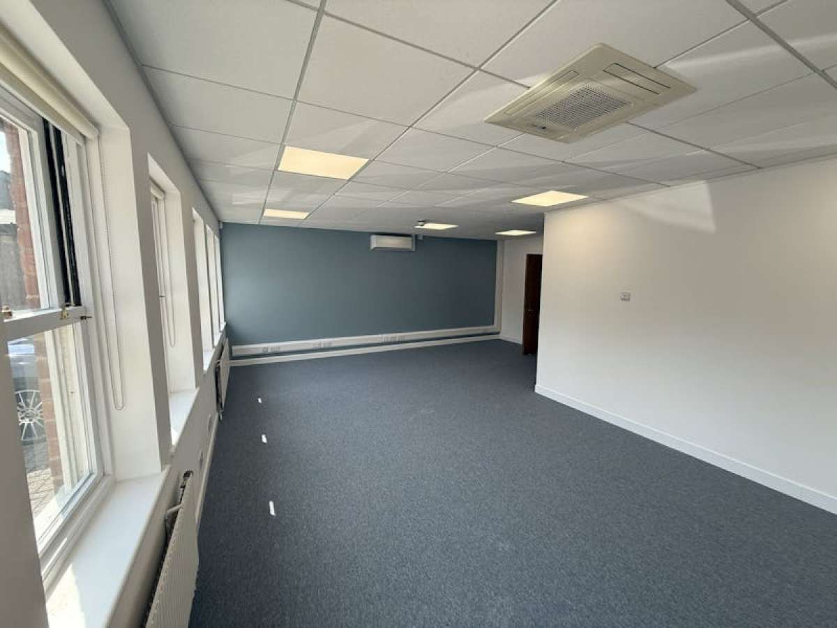 Office in Chertsey - photo 4