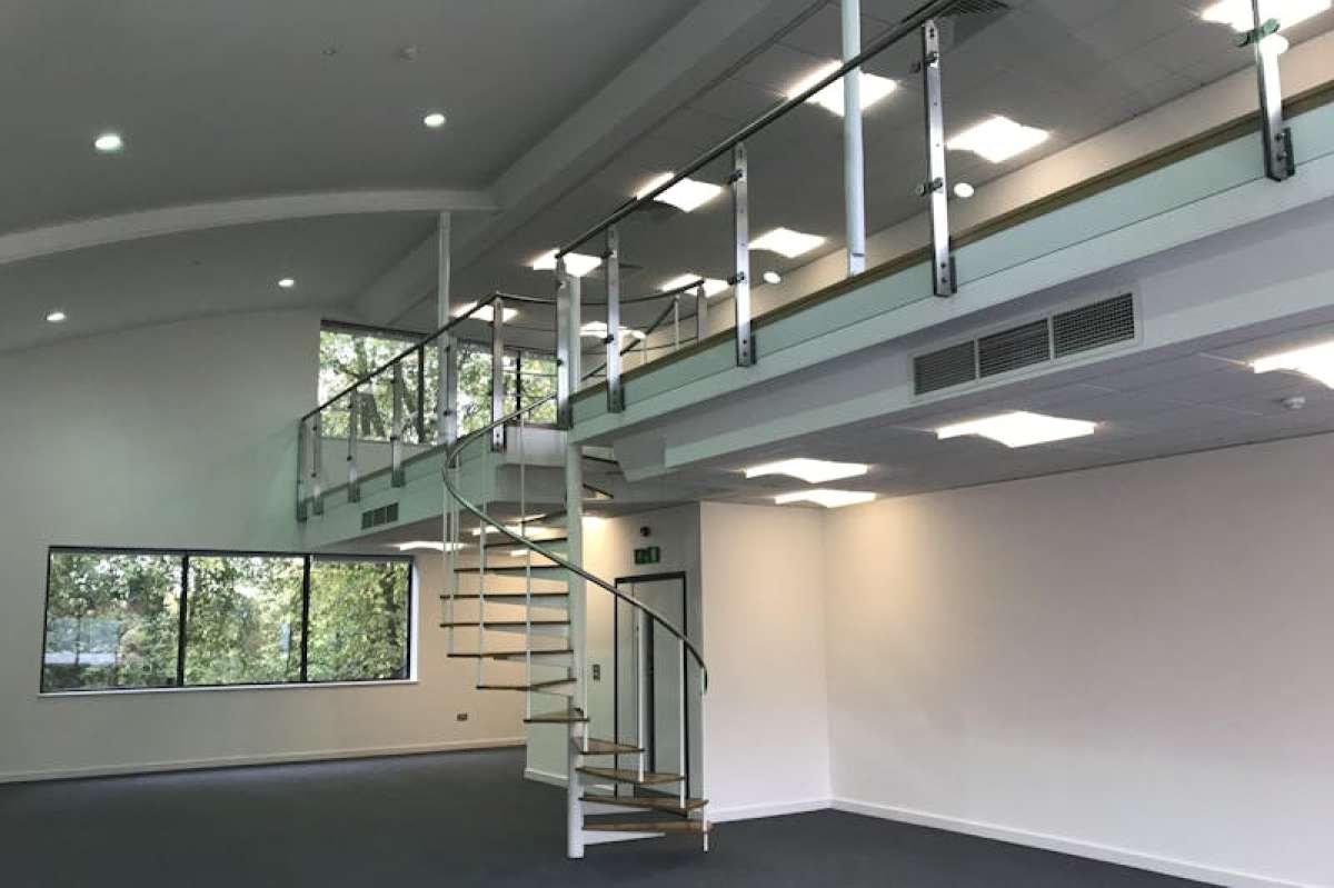 Office in Weybridge - photo 4