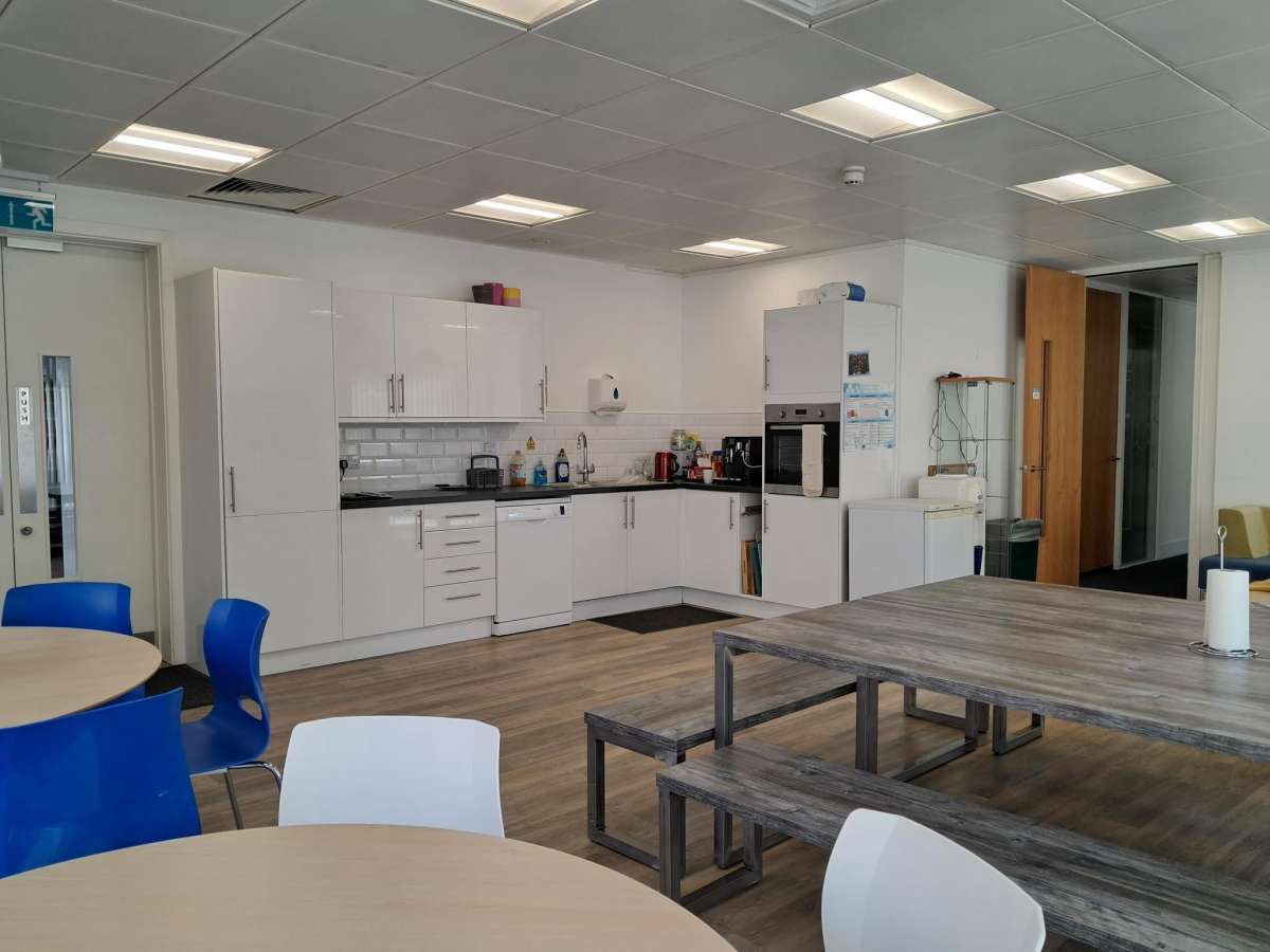 Office in Leatherhead - photo 4