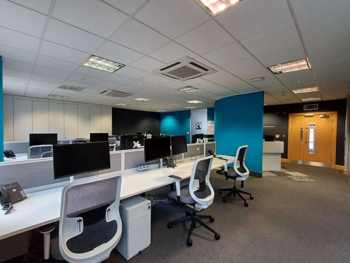Office in Crawley - photo 4