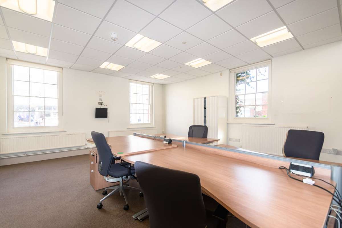 Office in Lymington - photo 3