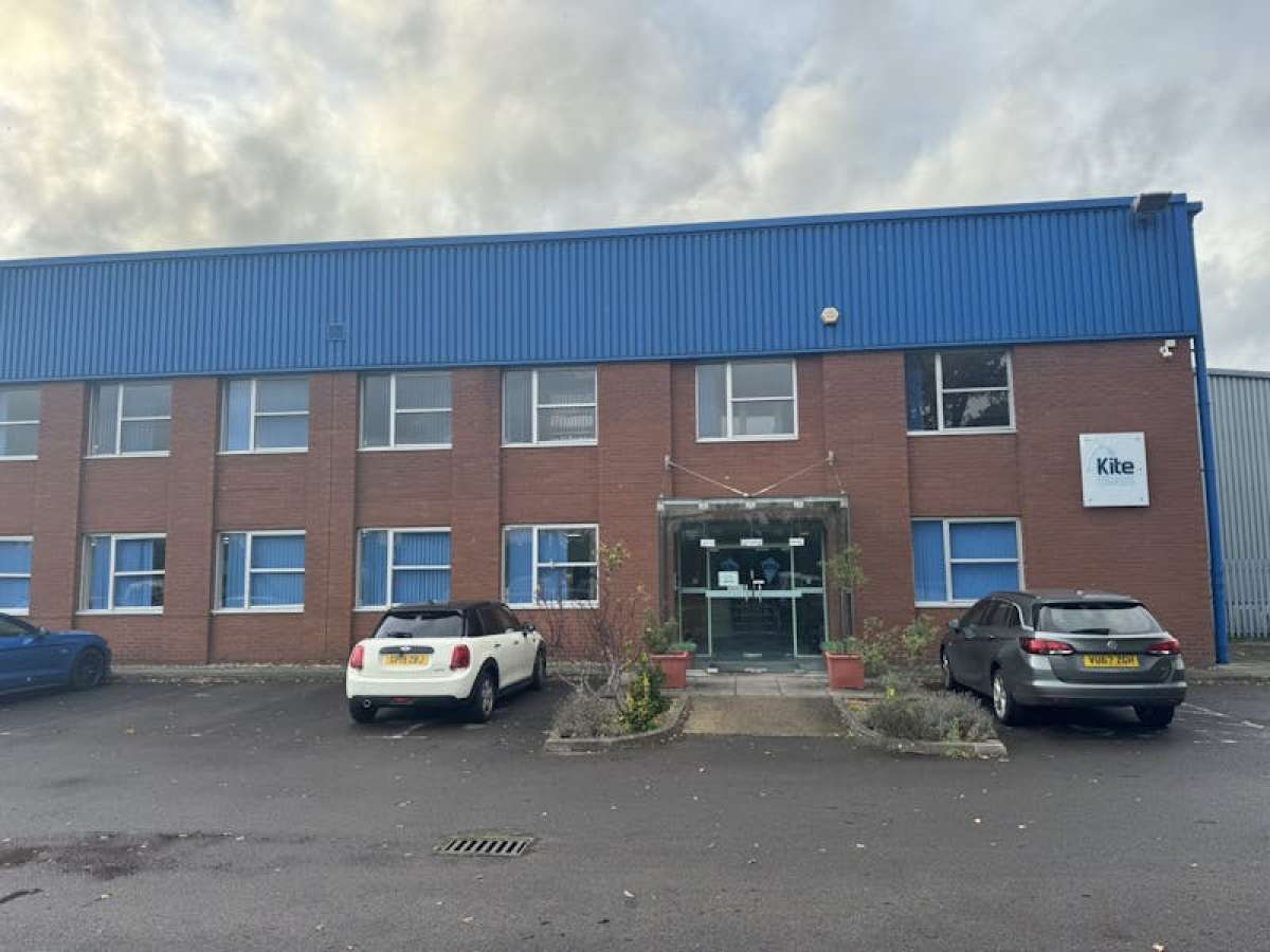 Office in Weybridge - photo 2