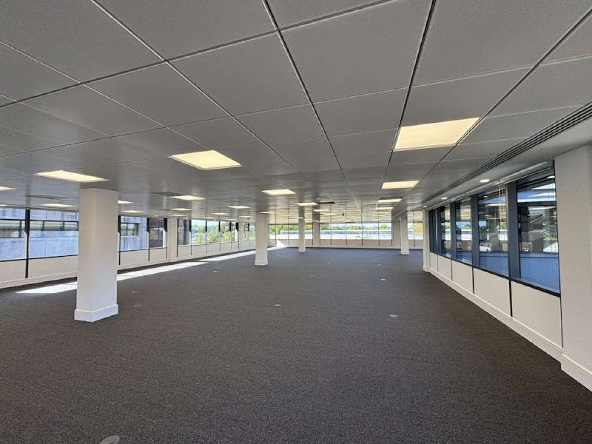 Office in Woking - photo 3