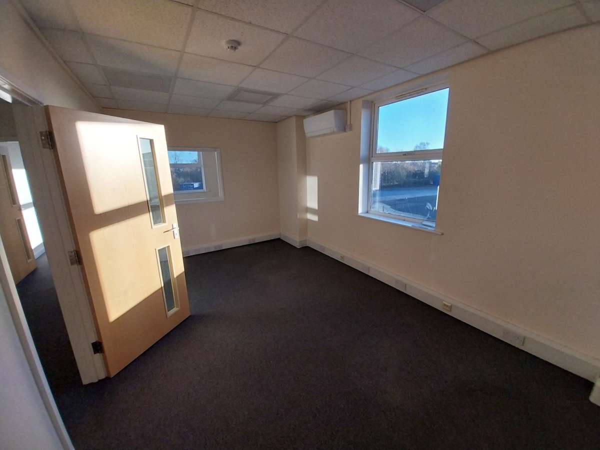 Office in Lincoln - photo 3