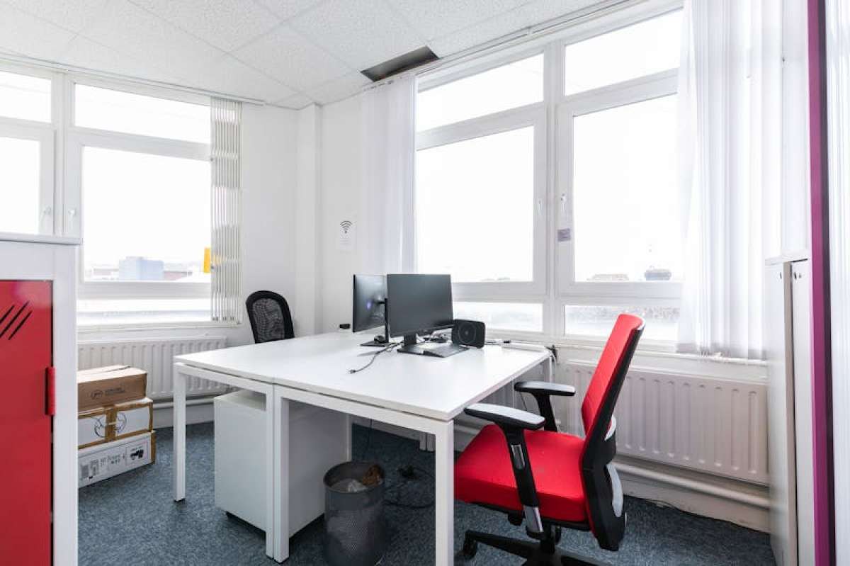 Office in LONDON - photo 4