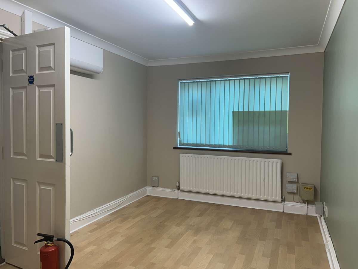 Office in Rainham - photo 3