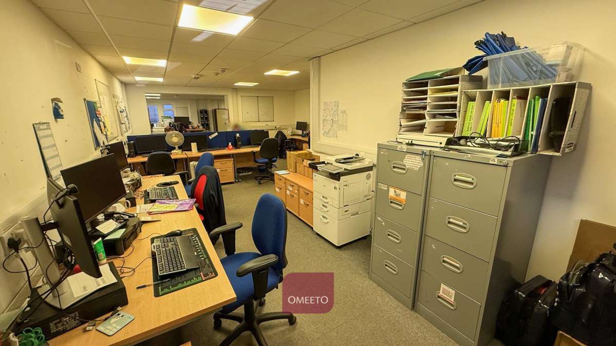 Office in Burton On Trent - photo 3