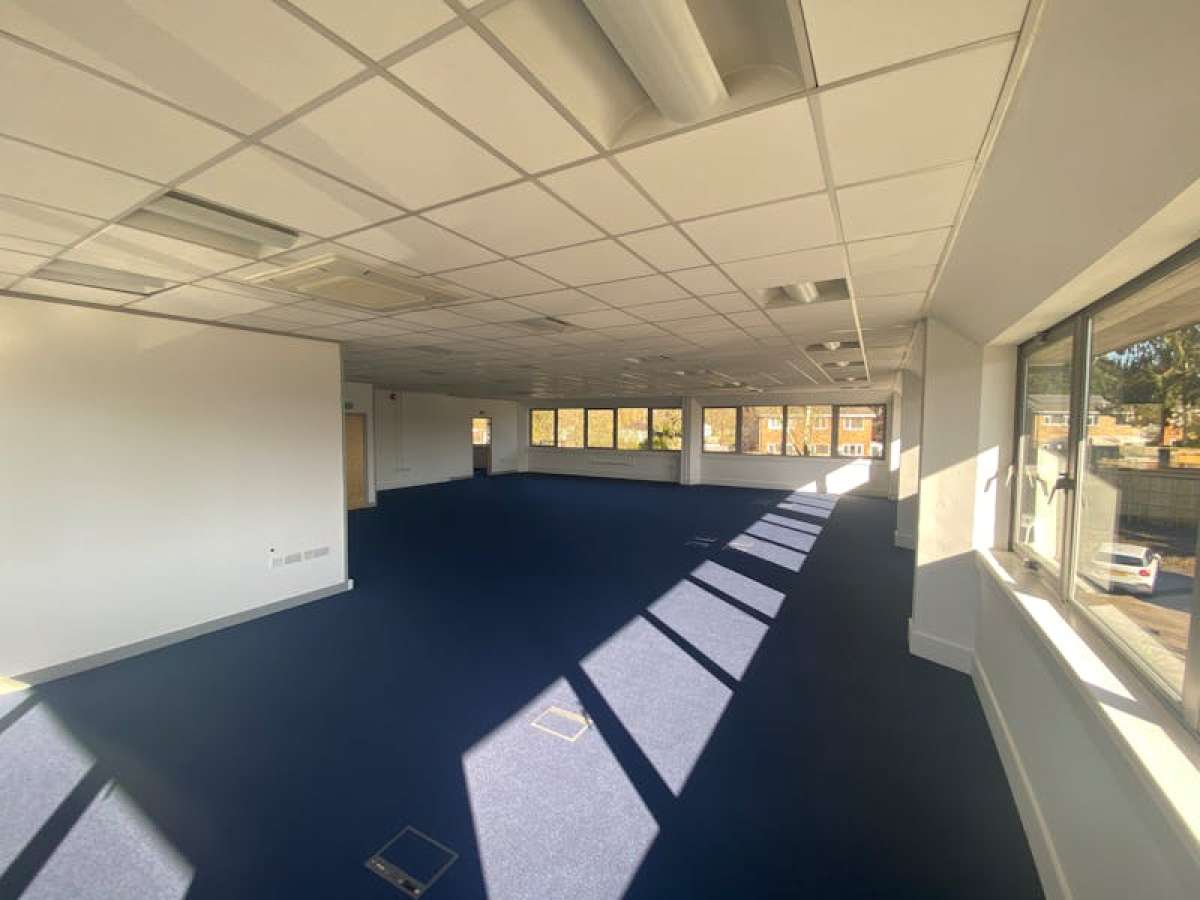 Office in Crawley - photo 2