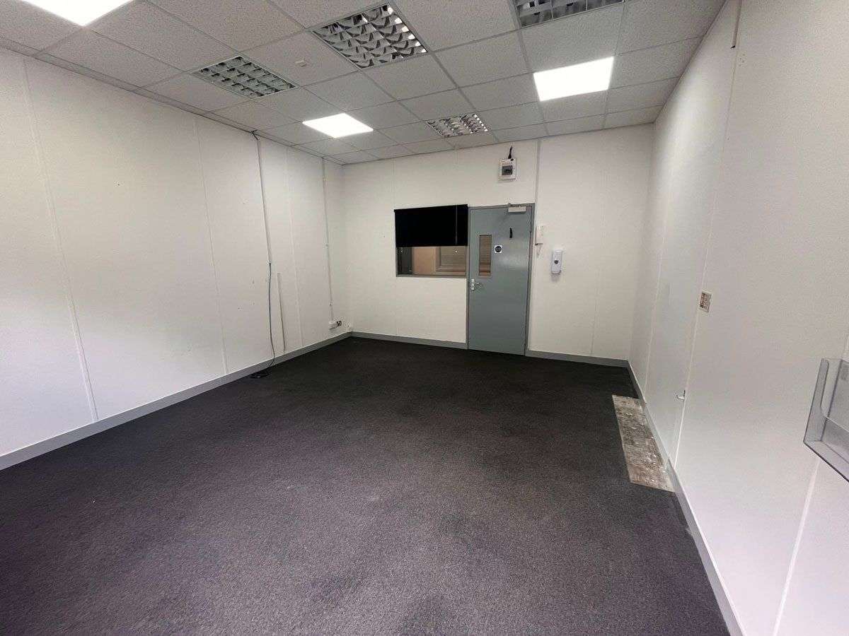 Office in Wirral - photo 3