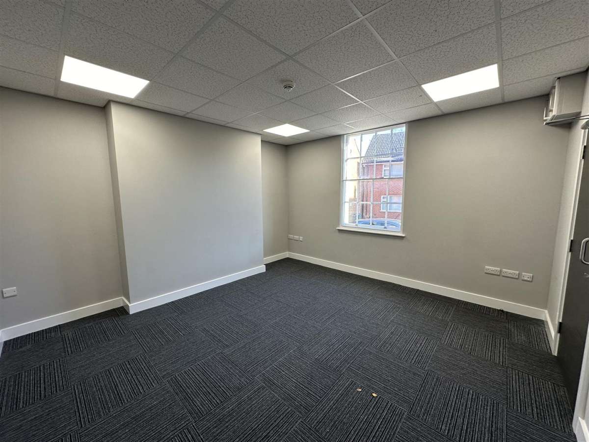 Office in Shepshed - photo 3