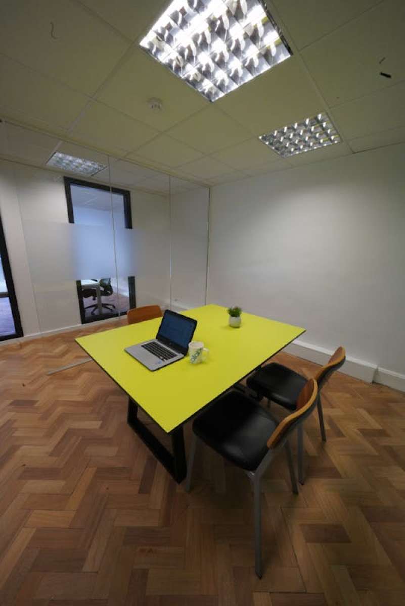 Office in Woking - photo 4