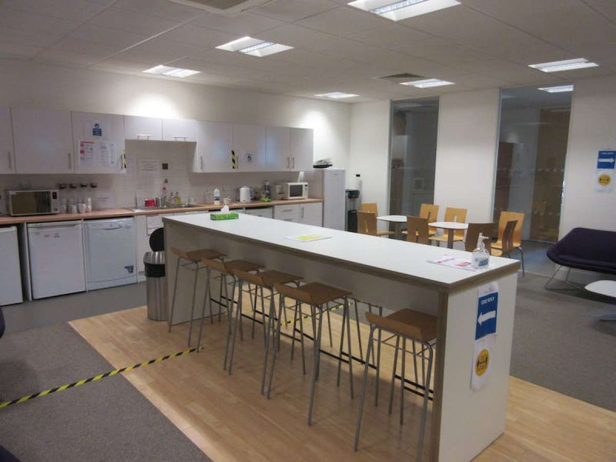 Office in Woking - photo 4