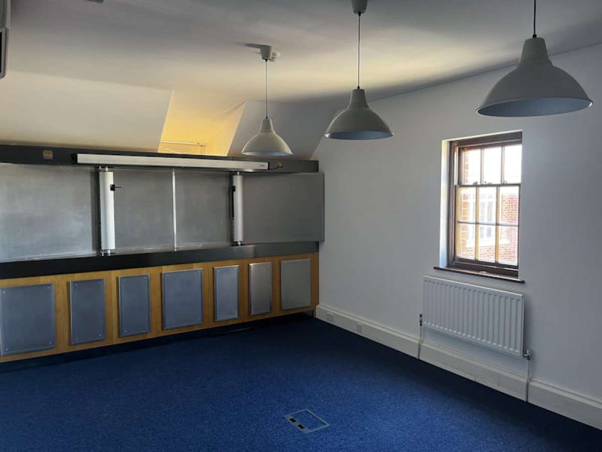 Office in Fareham - photo 3