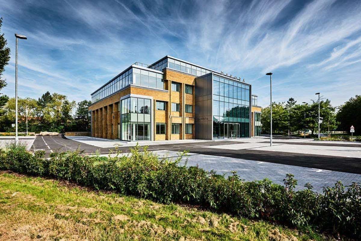 Office in Weybridge - photo 3