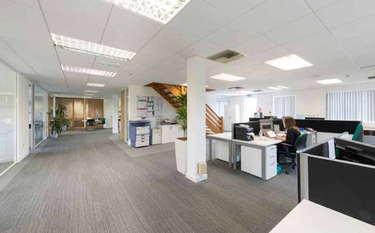 Office in Chertsey - photo 3