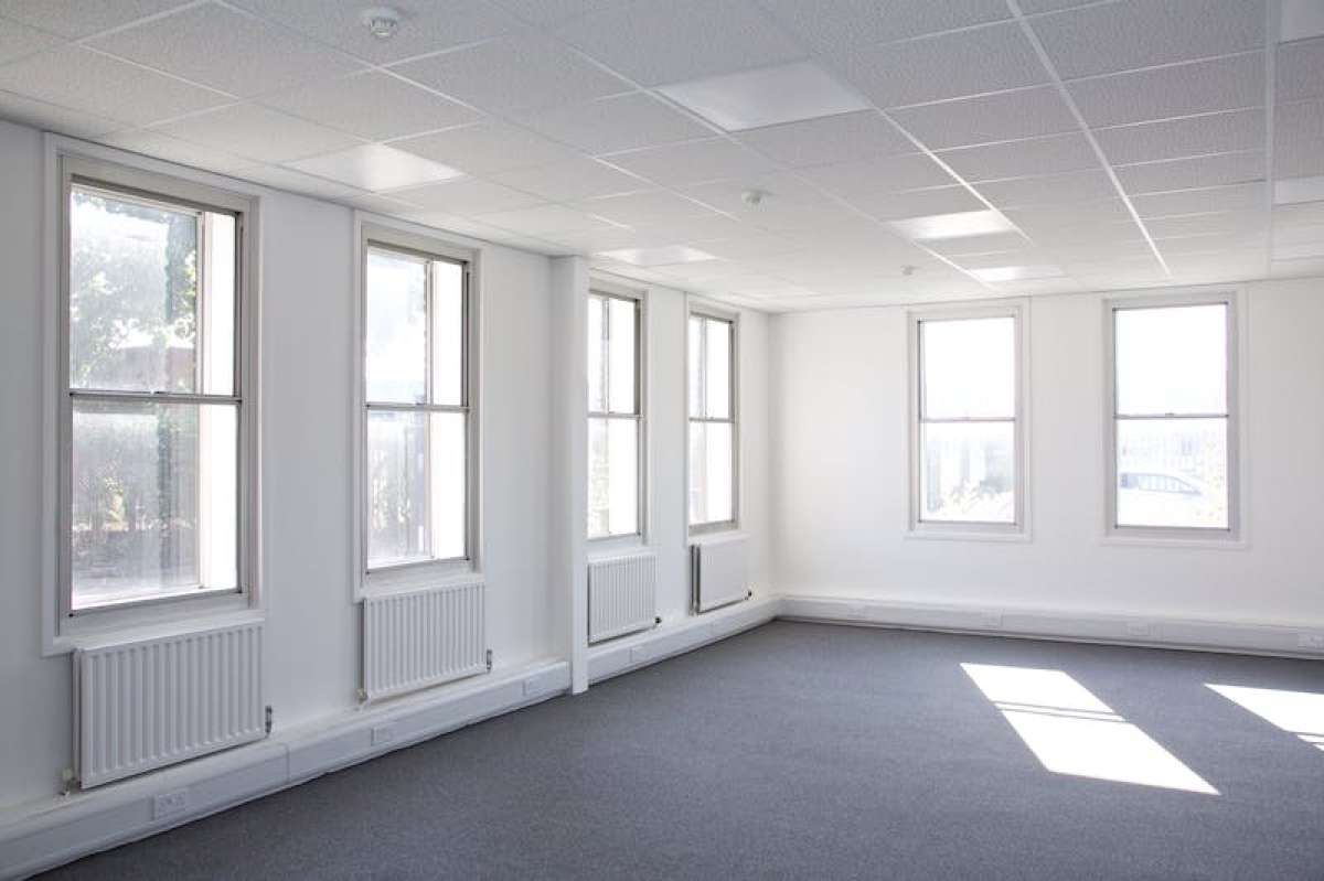 Office in West Byfleet - photo 4