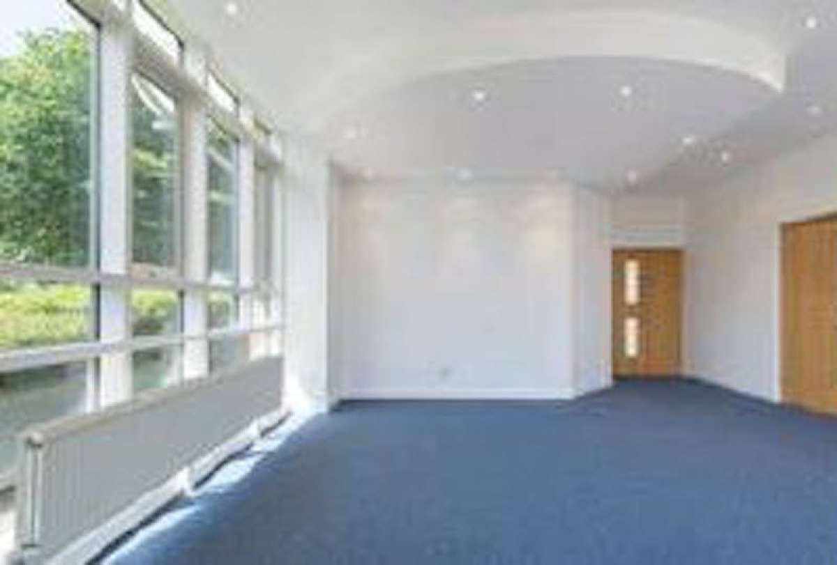 Office in Crawley - photo 2