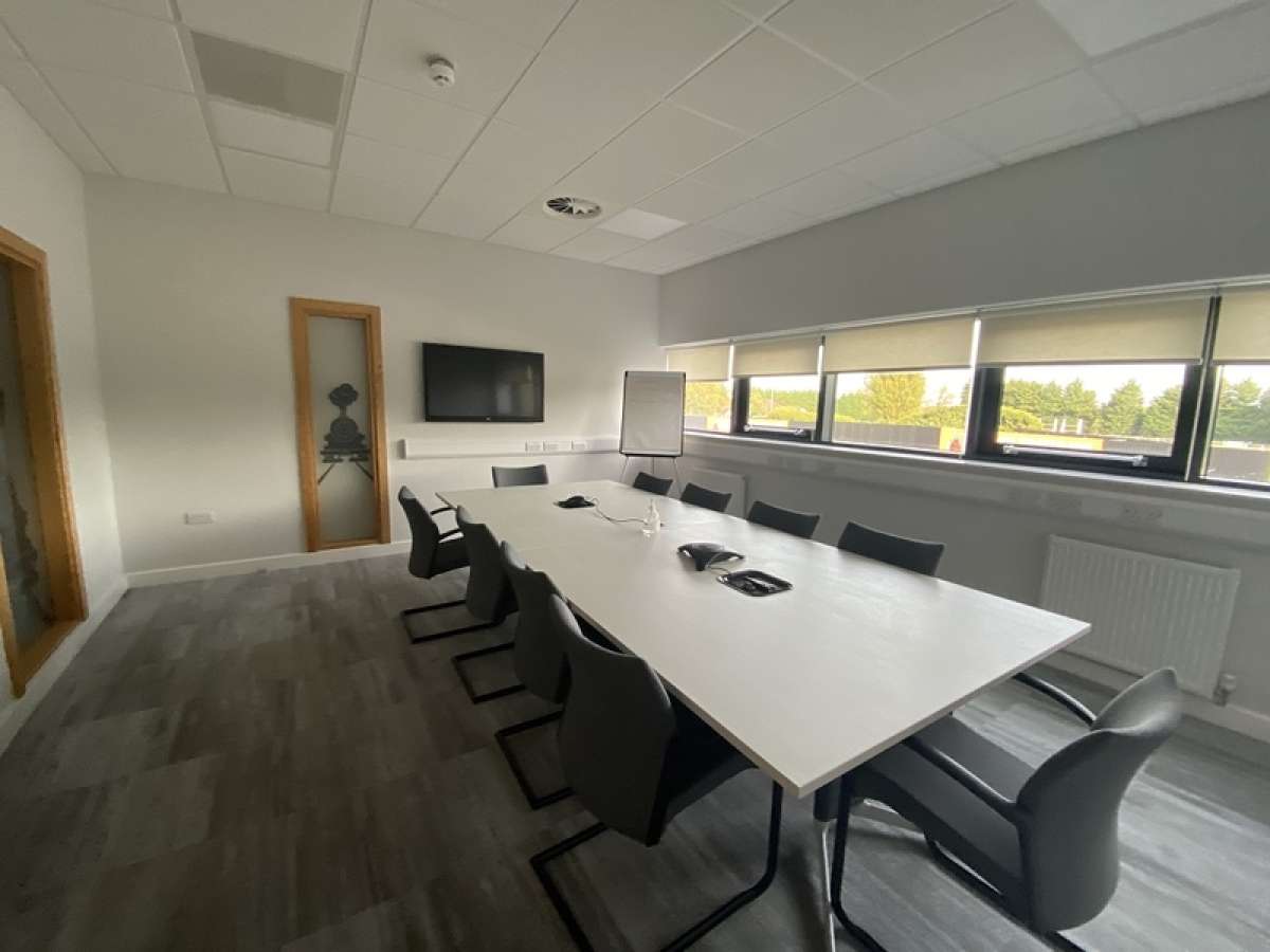Office in West Bromwich - photo 4