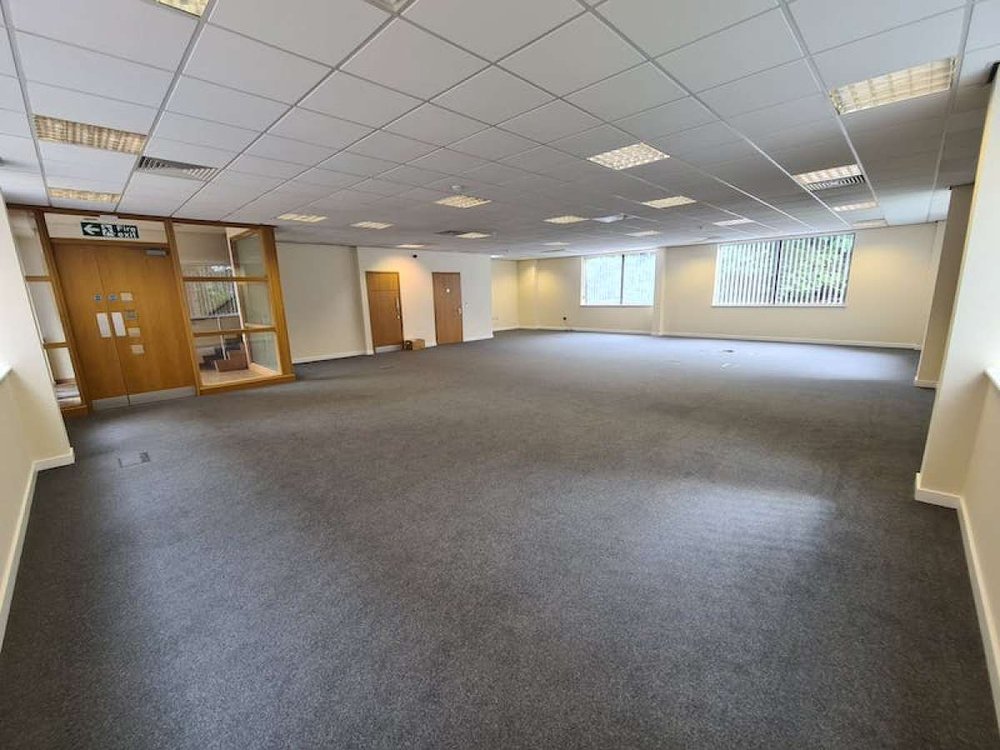 Office in Weybridge - photo 3