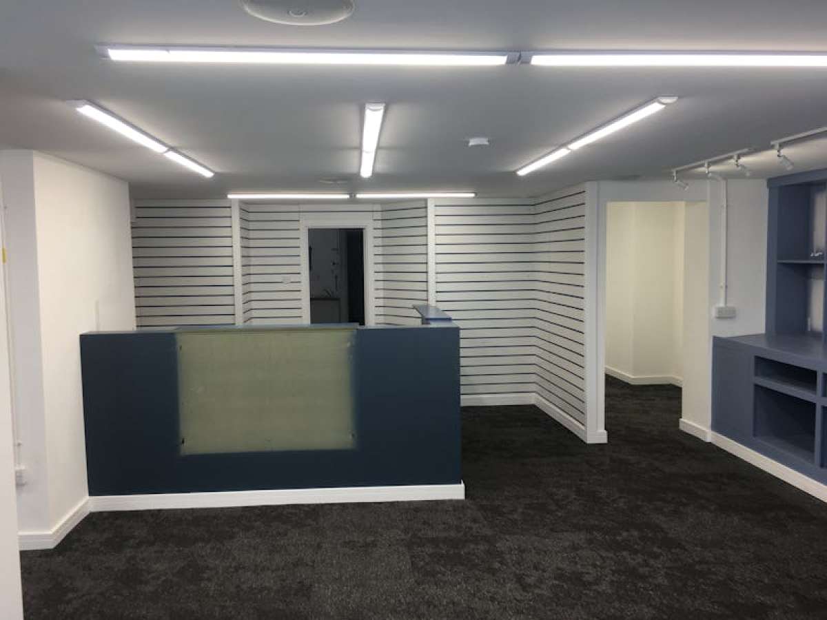 Retail/Shop in Chertsey - photo 4