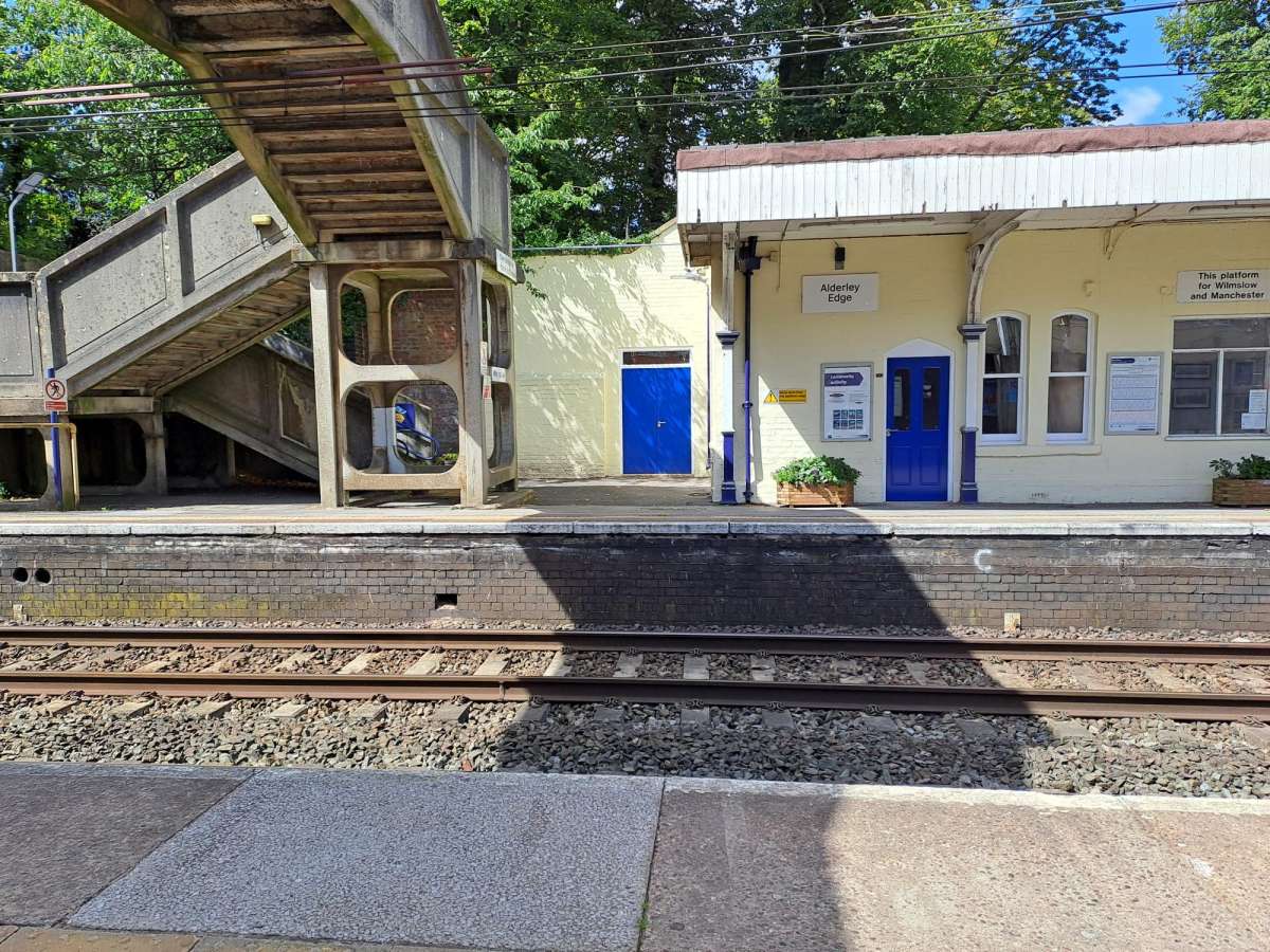 Retail/Shop in Alderley Edge - photo 4