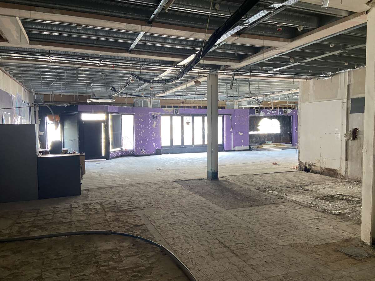 Retail/Shop in Crawley - photo 2