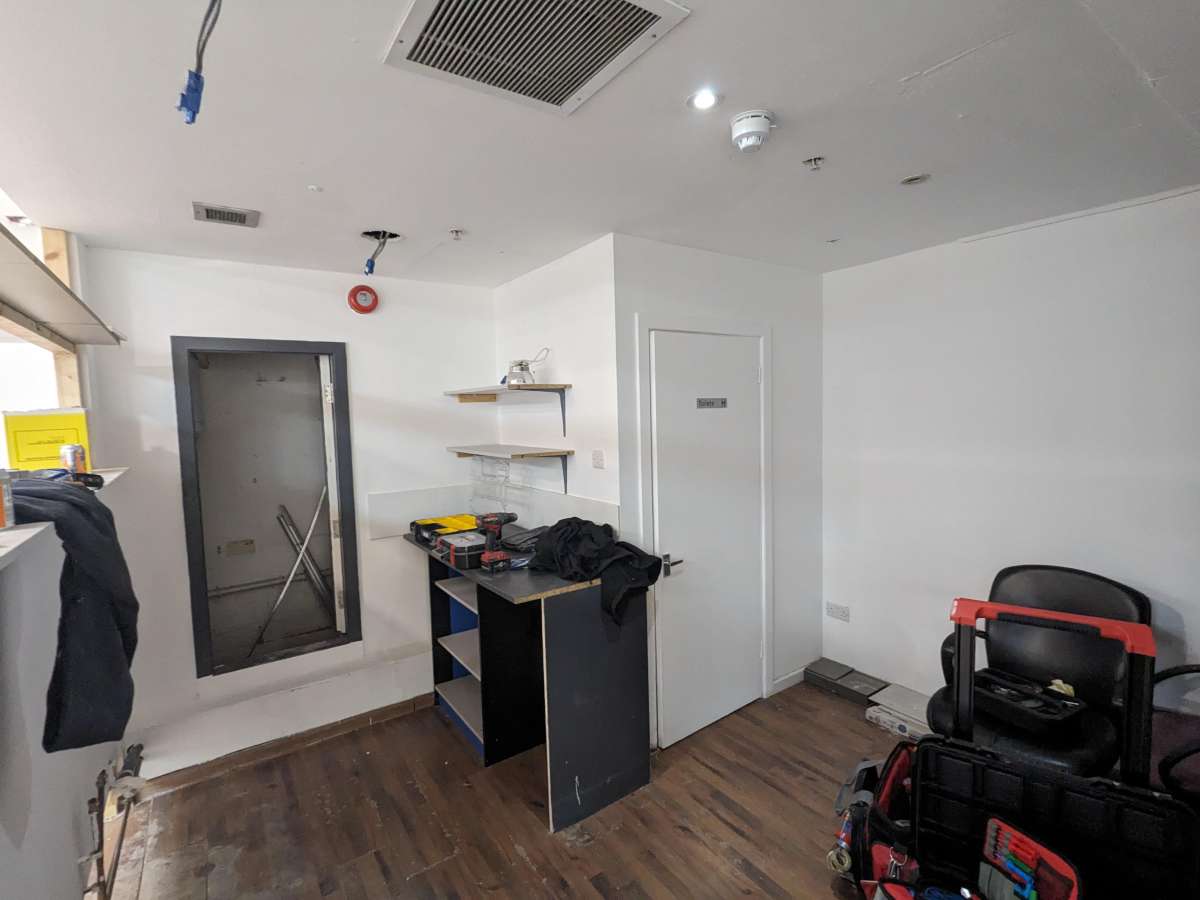 Retail/Shop in Kingston-Upon-Thames - photo 2