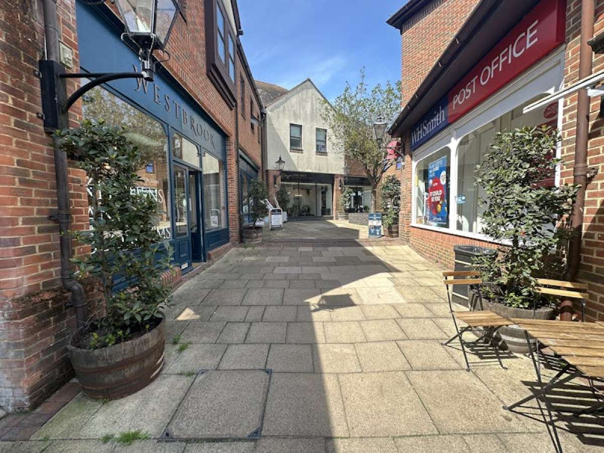 Retail/Shop in Alton - photo 4