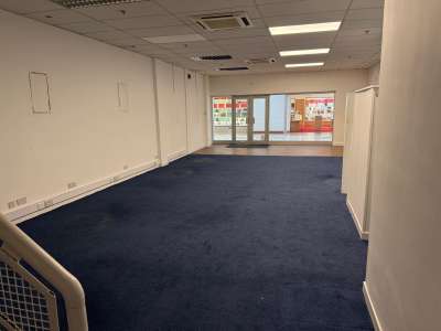 Retail/Shop in Livingston - photo 4