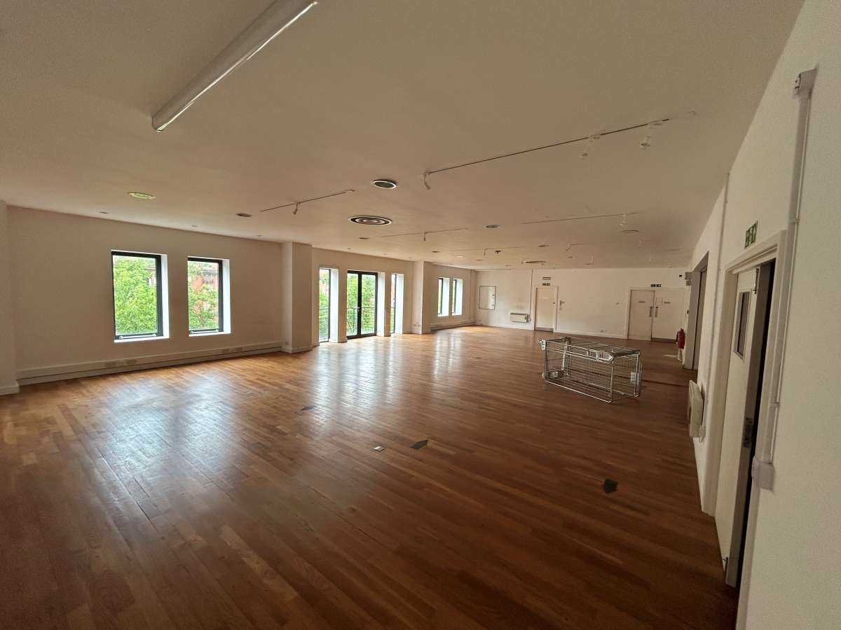 Retail/Shop in Leicester - photo 2