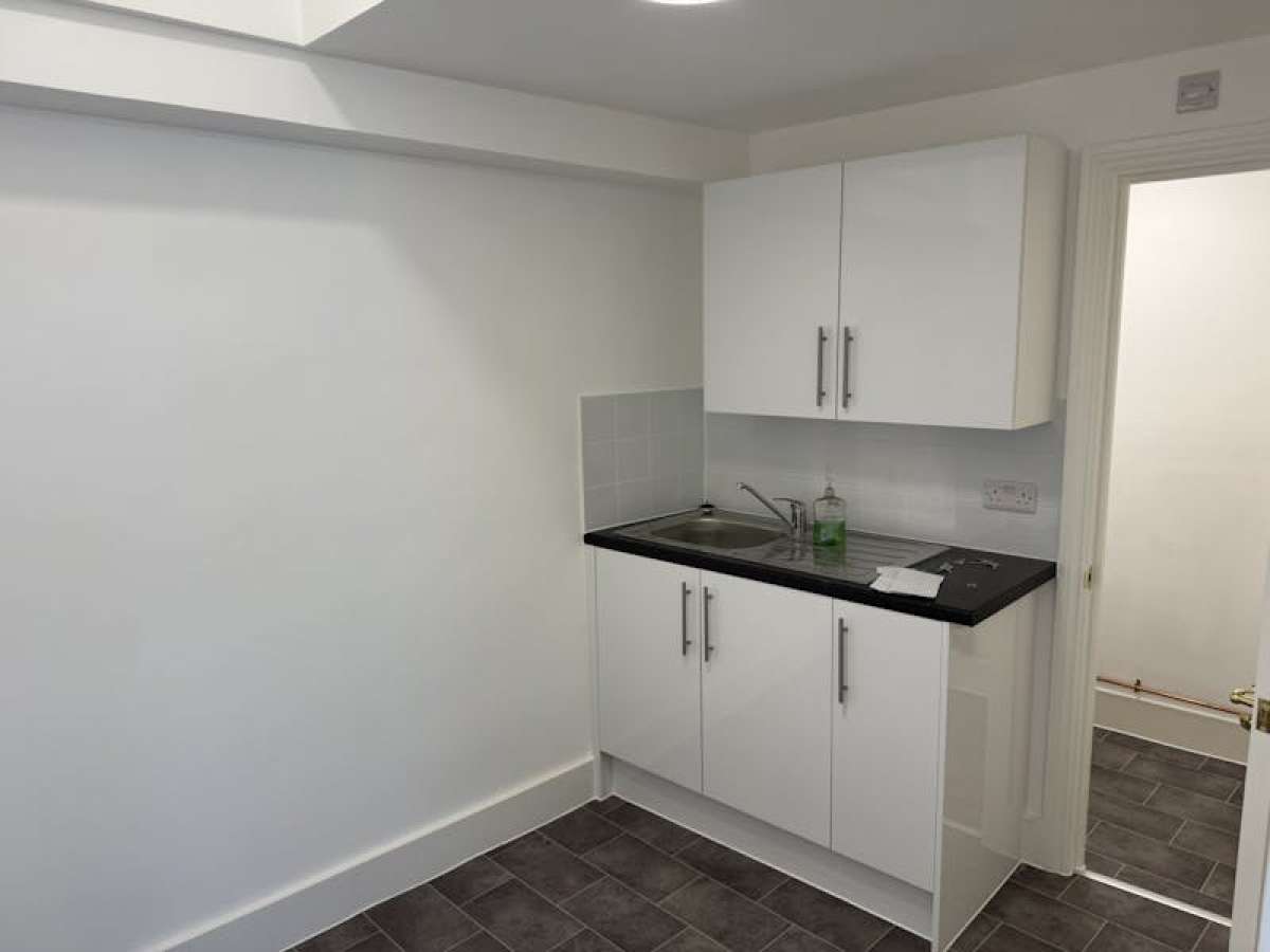 Retail/Shop in Chertsey - photo 4