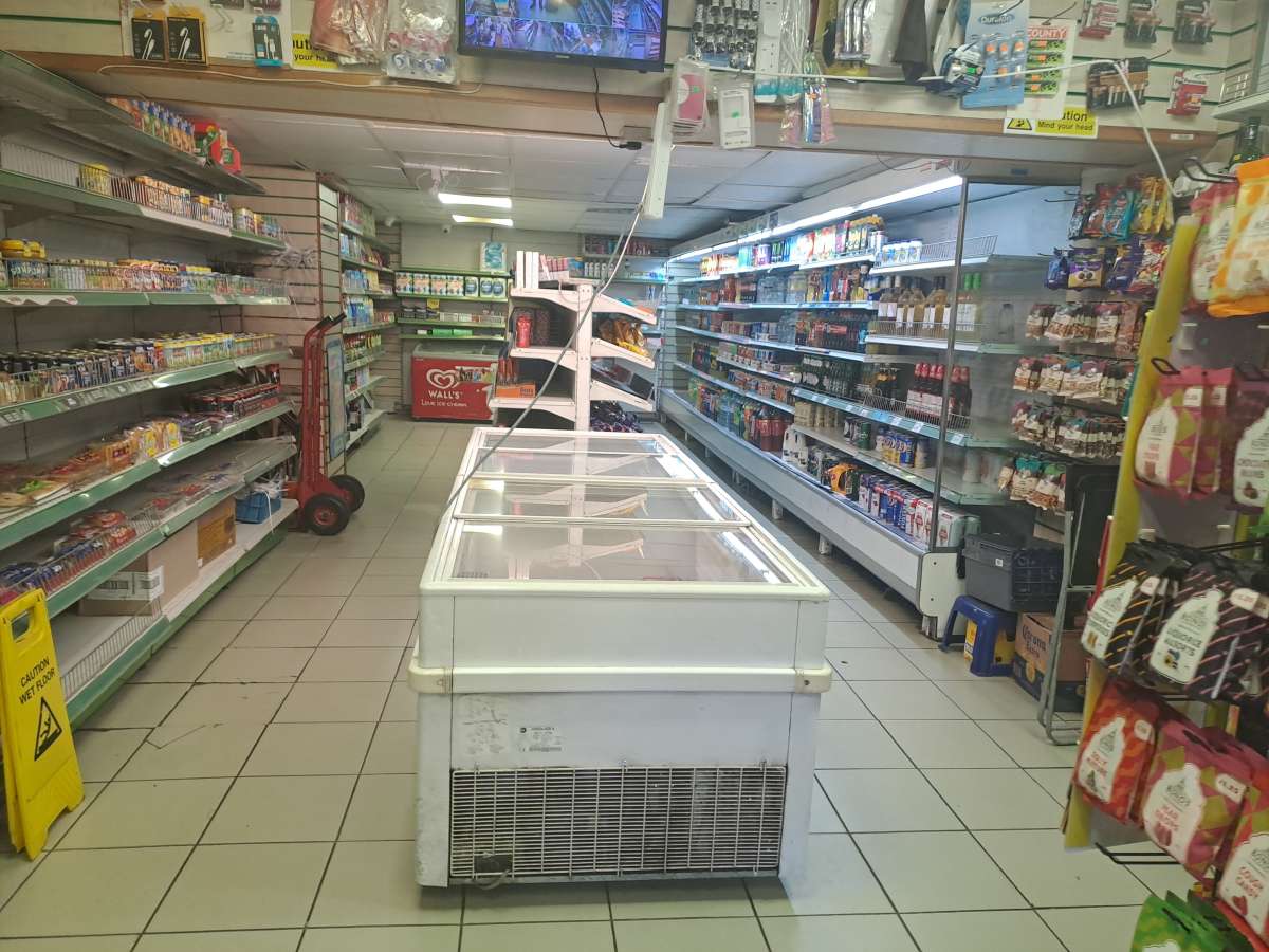 Retail/Shop in London - photo 3