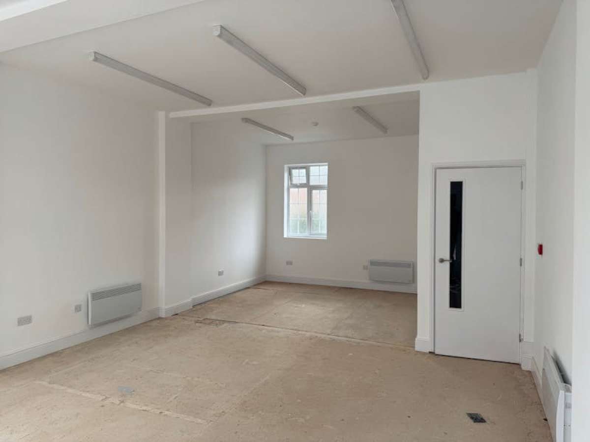 Retail/Shop in Northampton - photo 2