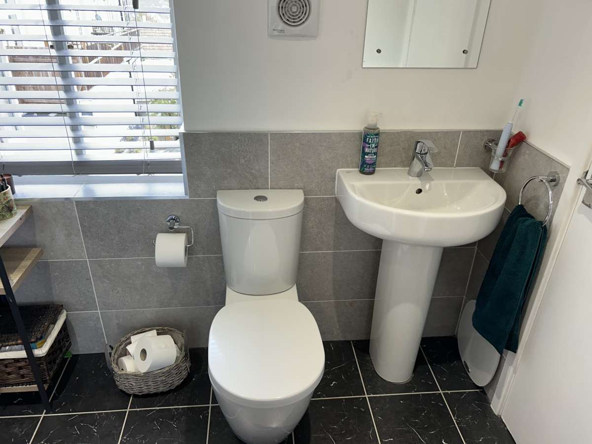 Retail/Shop in Kingsbridge - photo 3