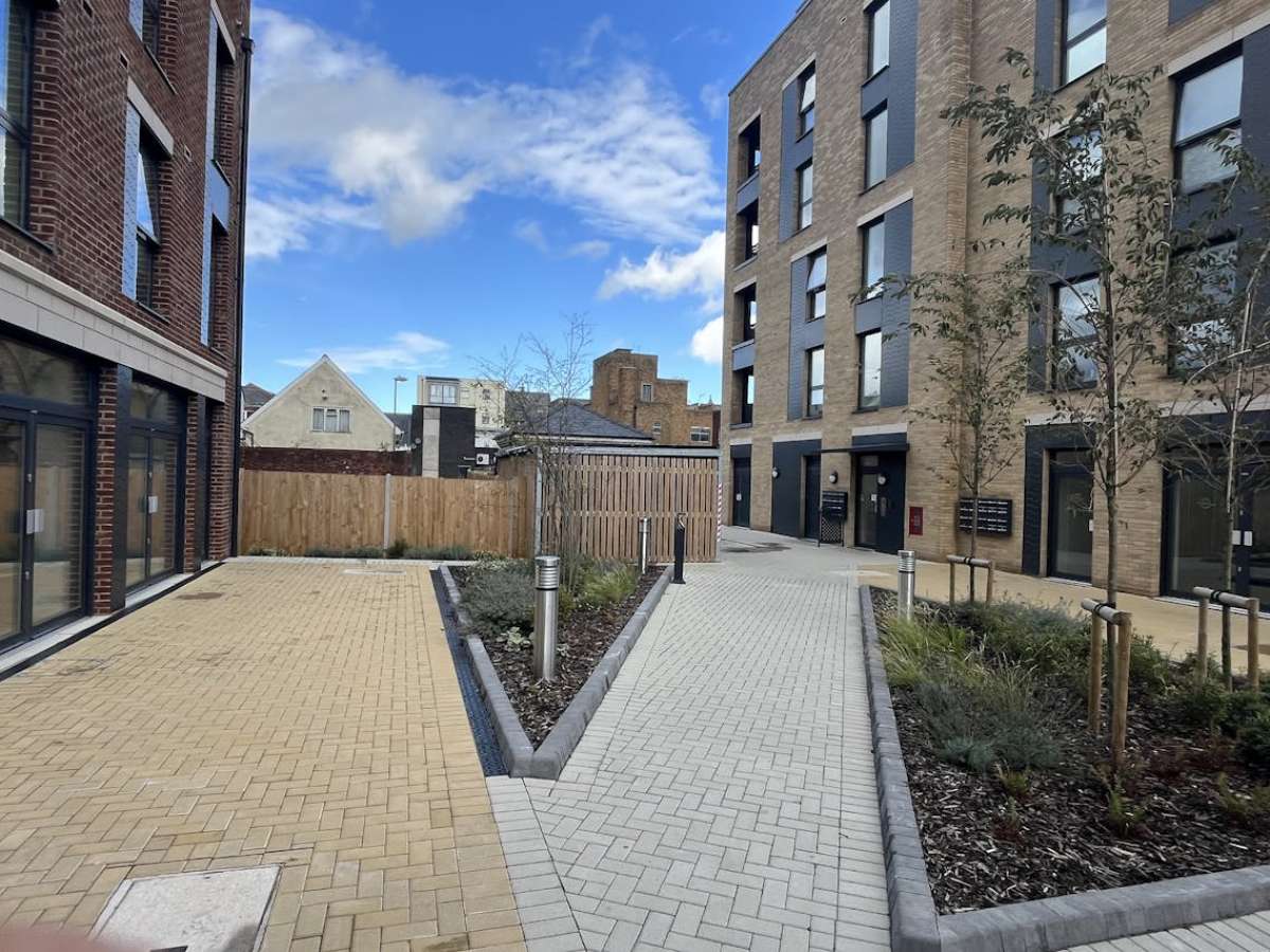 Retail/Shop in Eastleigh - photo 4