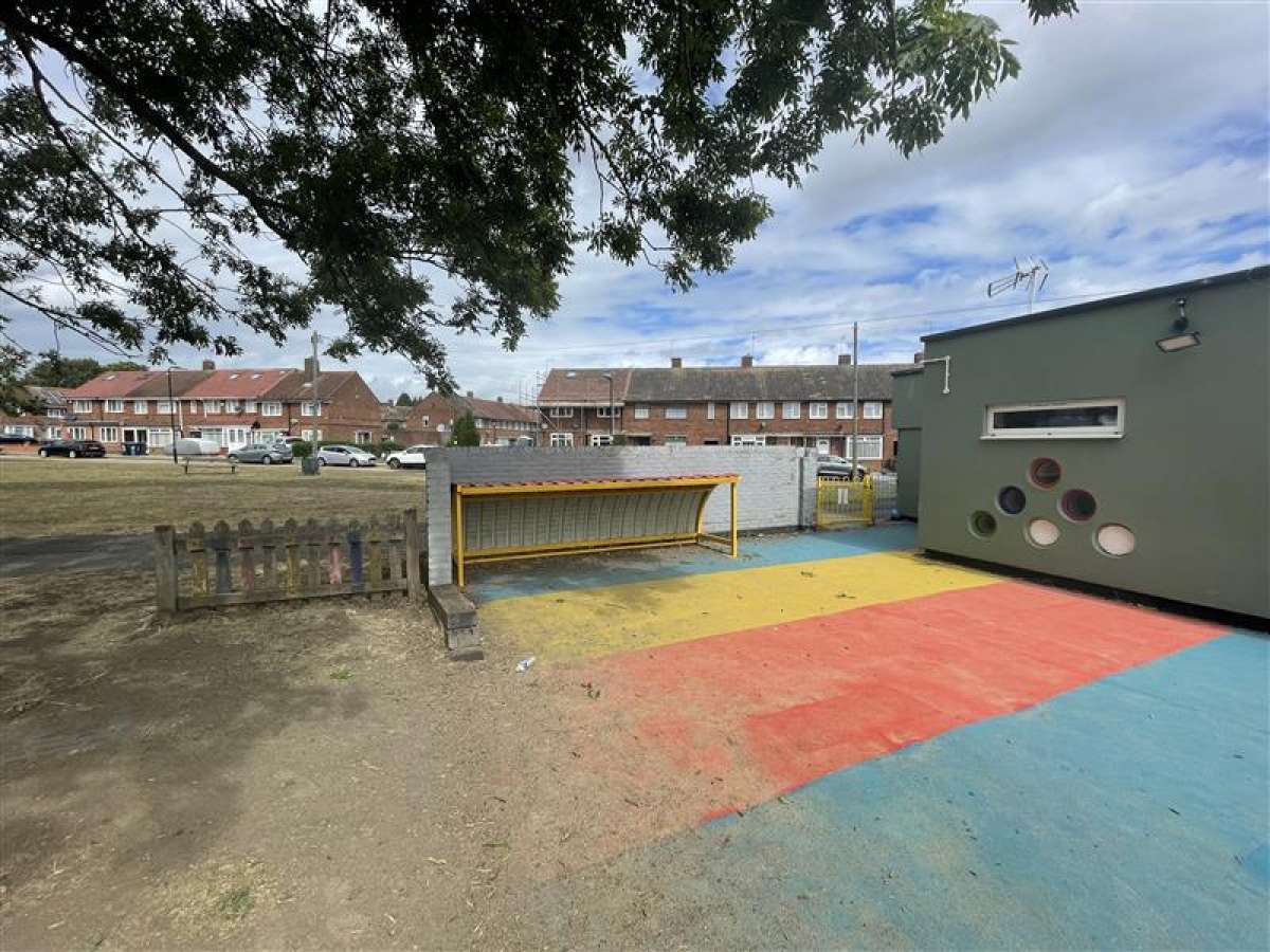 Retail/Shop in Southall - photo 3