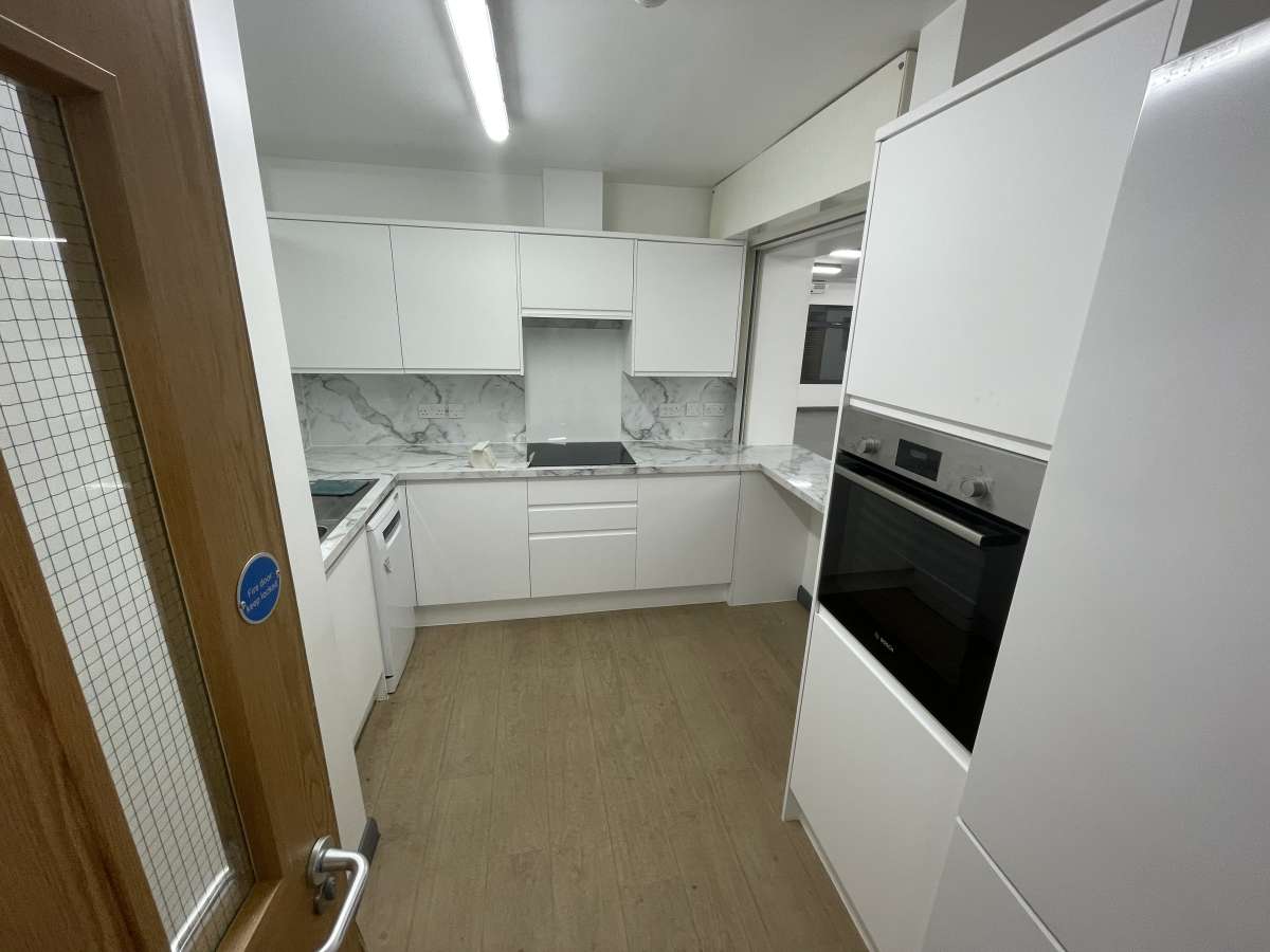 Retail/Shop in Southall - photo 4