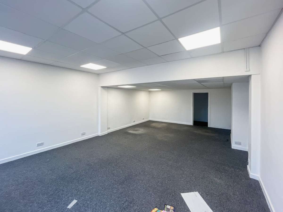 Retail/Shop in Ferndown - photo 2