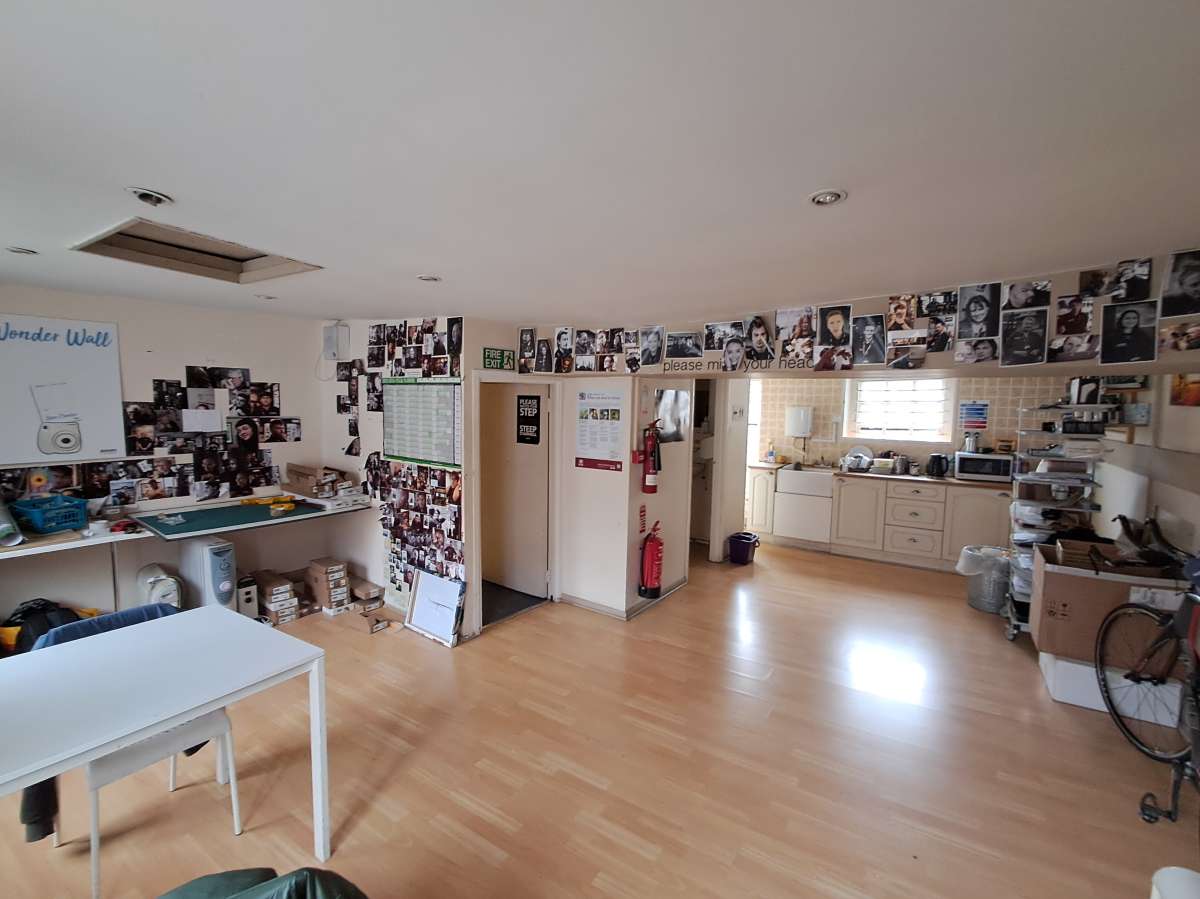 Retail/Shop in Kingston Upon Thames - photo 2