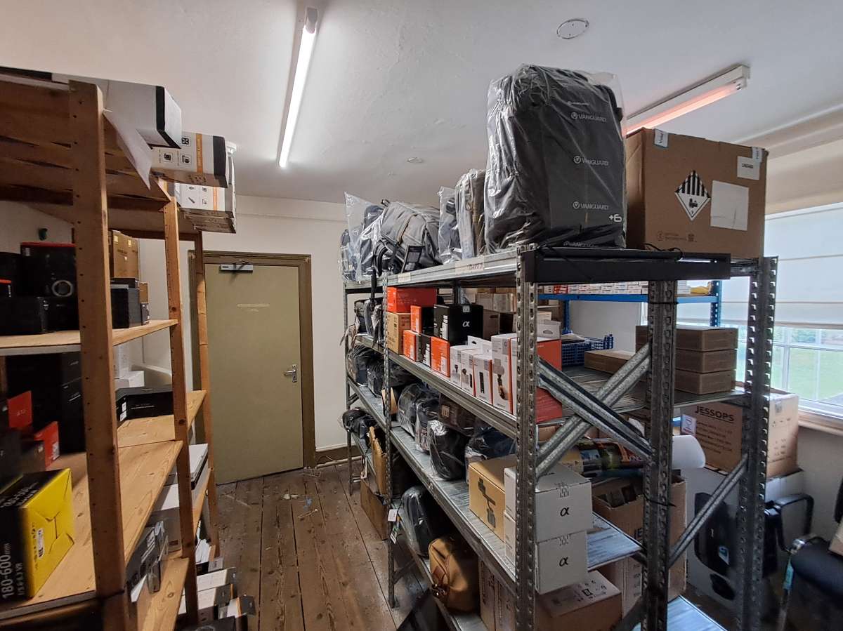 Retail/Shop in Kingston Upon Thames - photo 3