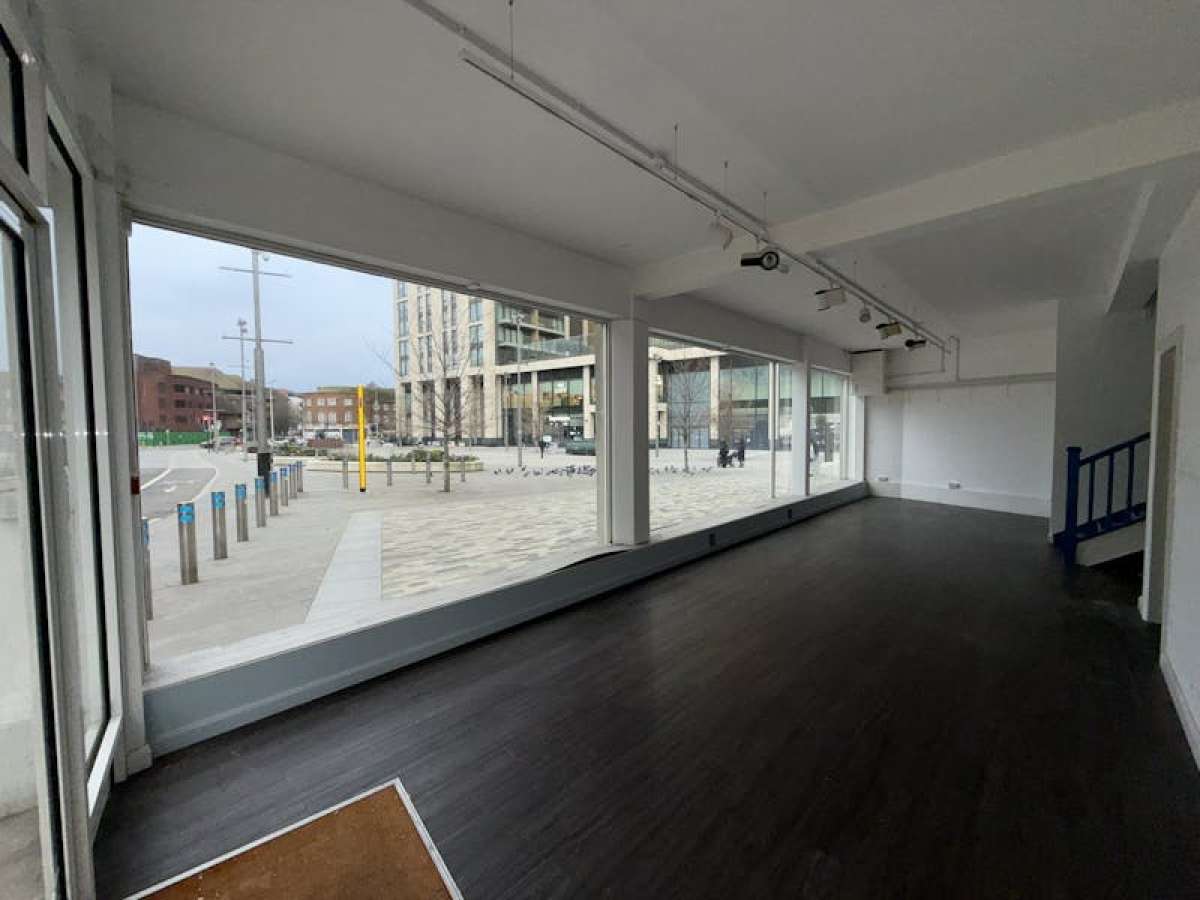 Retail/Shop in Woking - photo 3