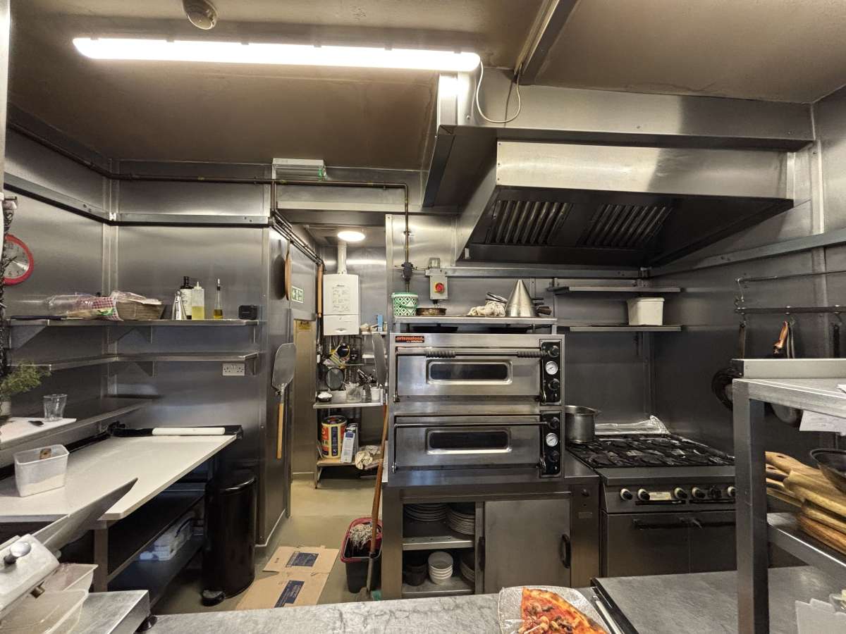 Retail/Shop in Greetland - photo 4