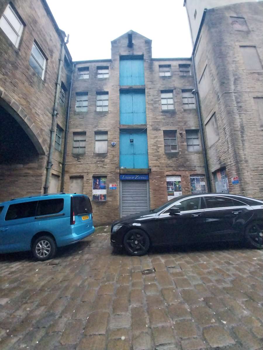 Retail/Shop in Bradford - photo 3