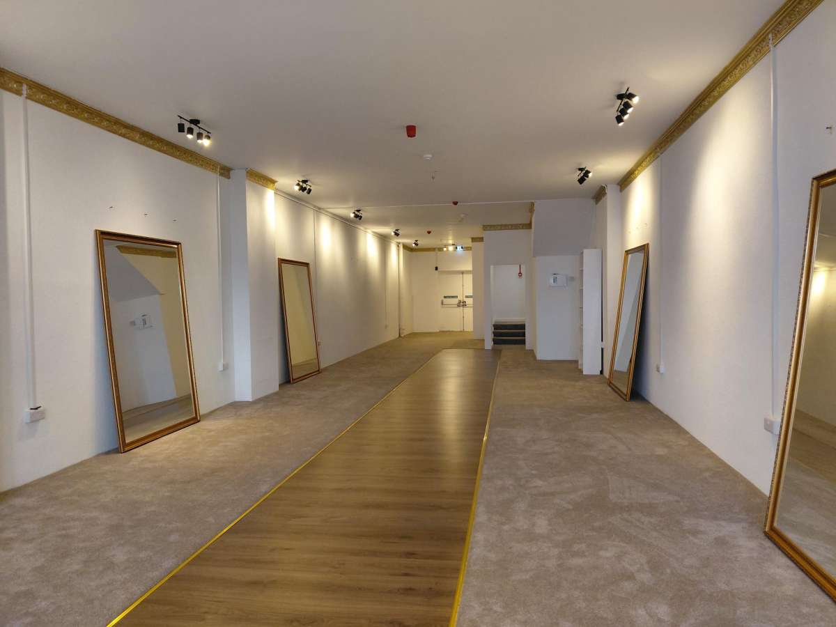 Retail/Shop in Crawley - photo 2