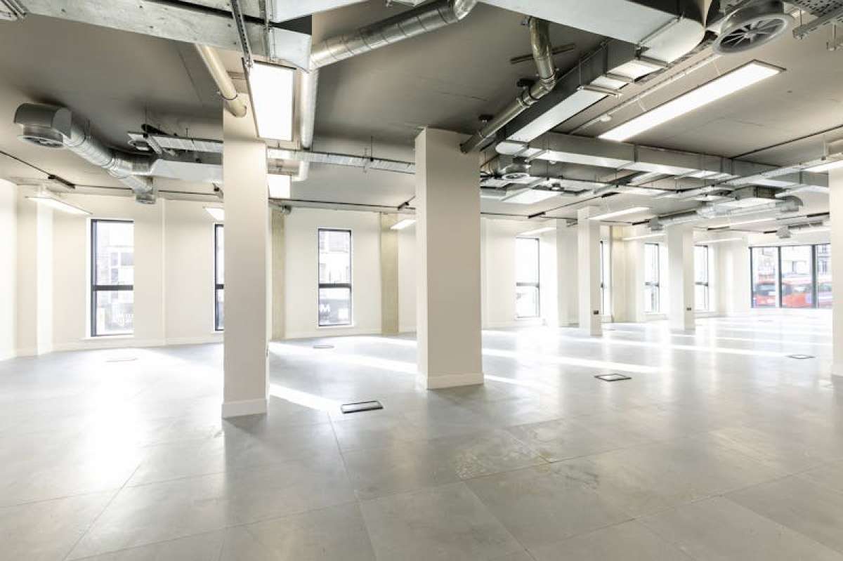 Retail/Shop in London - photo 2